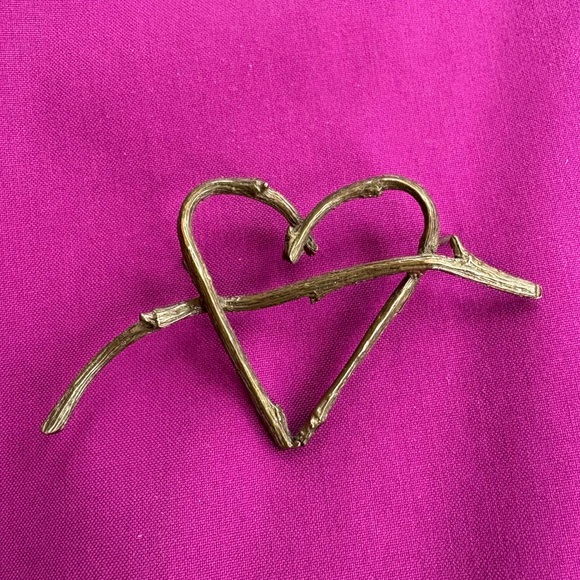 Antiqued brass grapevine-like rustic heart pin - Picture 3 of 8